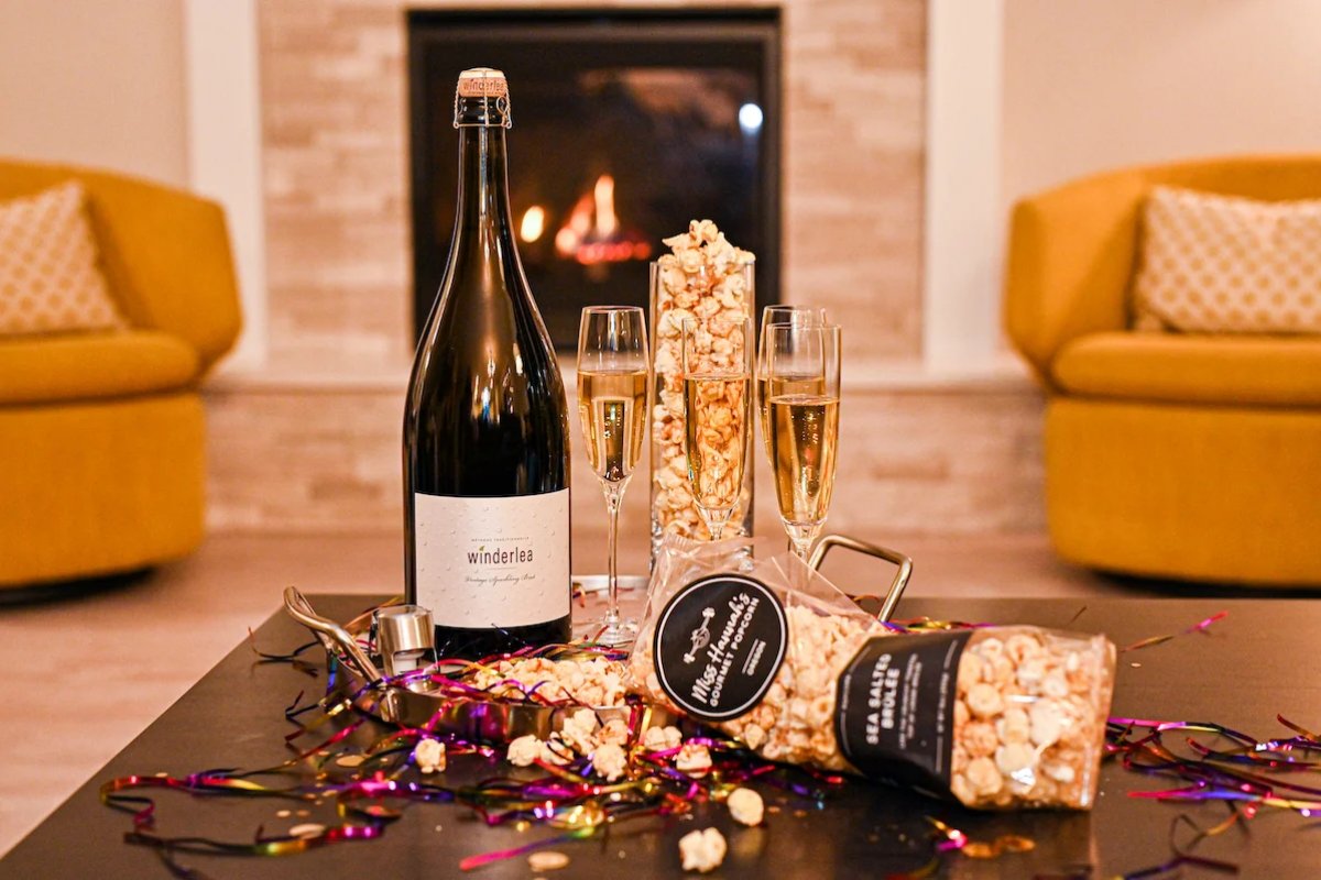 Take a peek at this magnum and gourmet popcorn gift pack. It'll make the perfect addition to your NYE celebration with friends and family. Pop over to winderlea.com/product/a-big-… and place your order today! 🥂  #OregonWine #NYEGiftPack #CheersTo2021