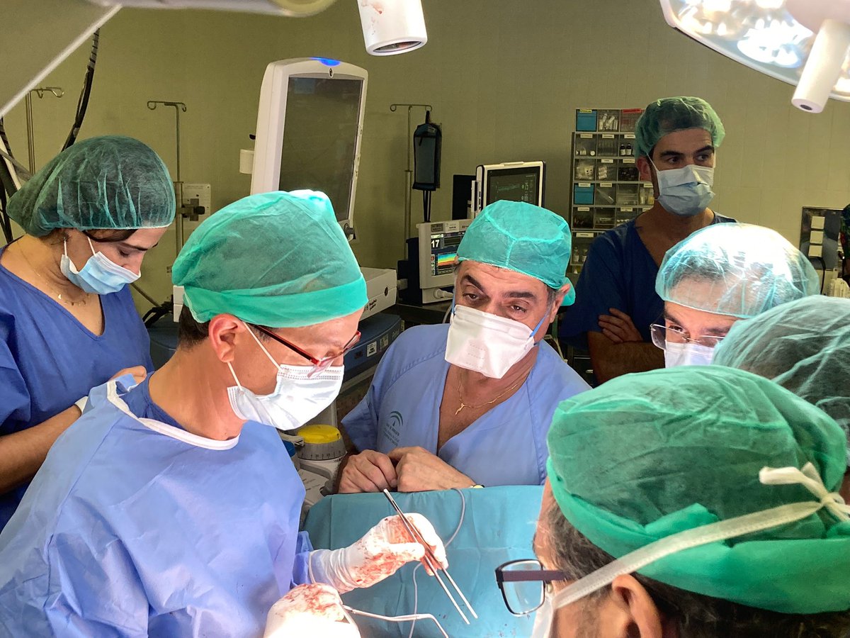 Miguel7Barquero's tweet photo. Nuevo día de trabajo en equipo, esta vez con los compañeros de @vallhebron . Paciente operado de disección A. Hoy primer tiempo para cambio de arco aortico en @HUVMacarena . Nos vemos para el segundo tiempo (cambio de aorta toracoabdominal) en @vallhebron . @jmba55 @LecoqRafael https://t.co/HFhVyasrkE