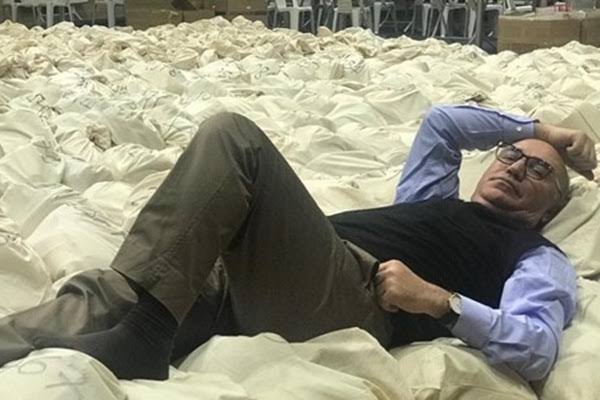 bir misafirliğe gitsem
bana temiz bir yatak yapsalar
her şeyi, adımı bile unutup, uyusam…