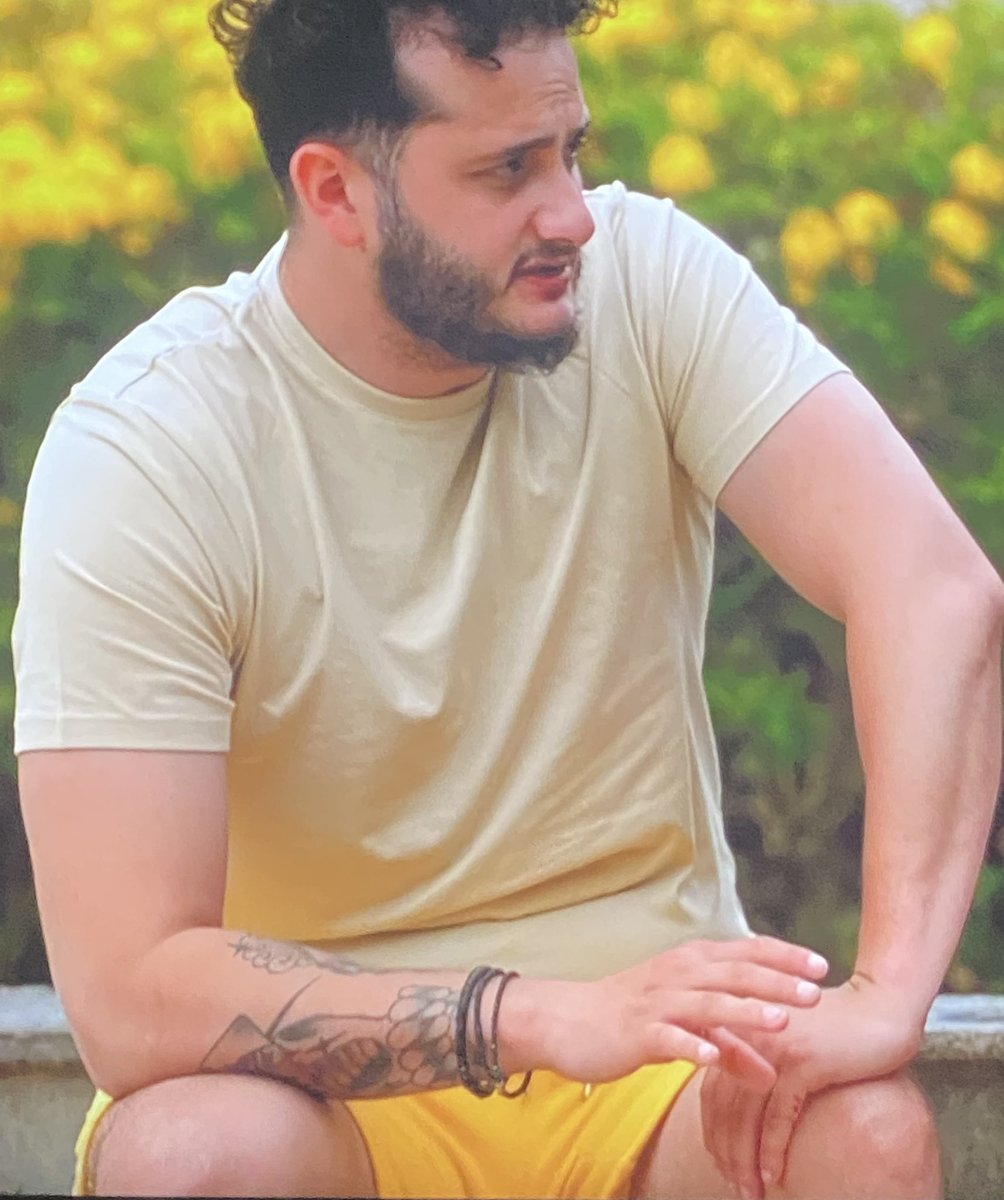 Never trust a man in yellow shorts!!!! #TheTraitors