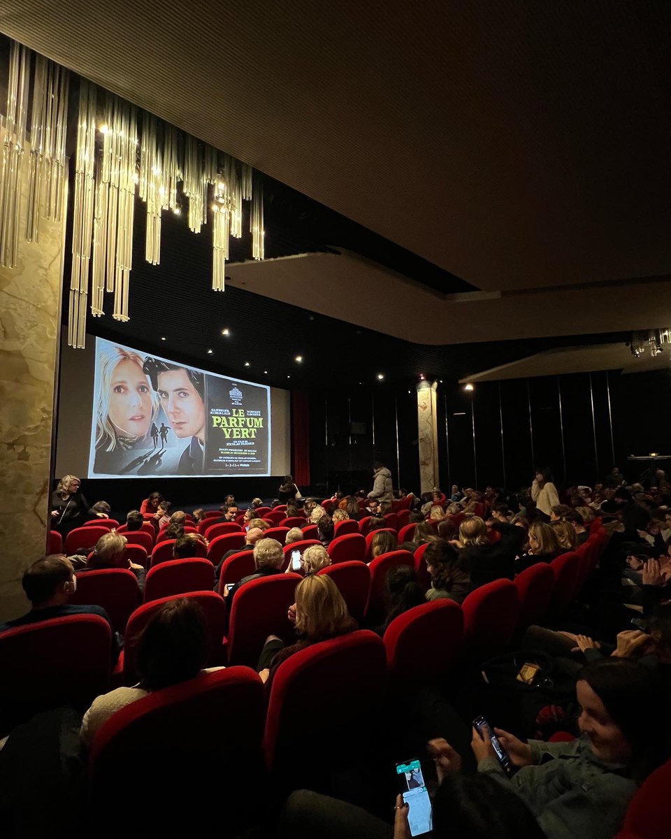 diaphana's tweet photo. ✨ Avant-première de #LeParfumVert en présence de son réalisateur #NicolasPariser et de l’équipe du film dans la salle archi complète du @CinemaLeBalzac.
« Une comédie en mouvement » selon #VincentLacoste, dès demain au cinéma !
#SandrineKiberlain https://t.co/cQj2goZRfc