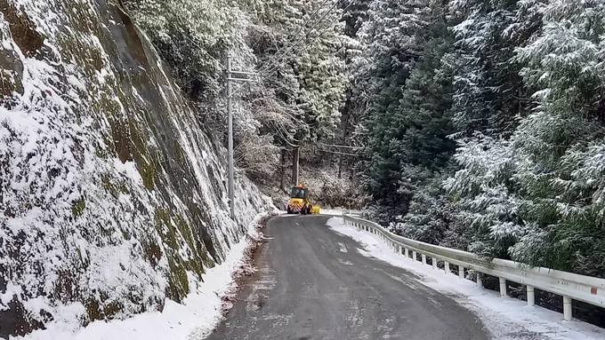 ただこの時点で救いだったことは除雪車が道路を除雪中だったことだ。そのお陰?(それとも災い)か高野山の上まで特に難儀することなく上がることができた。 