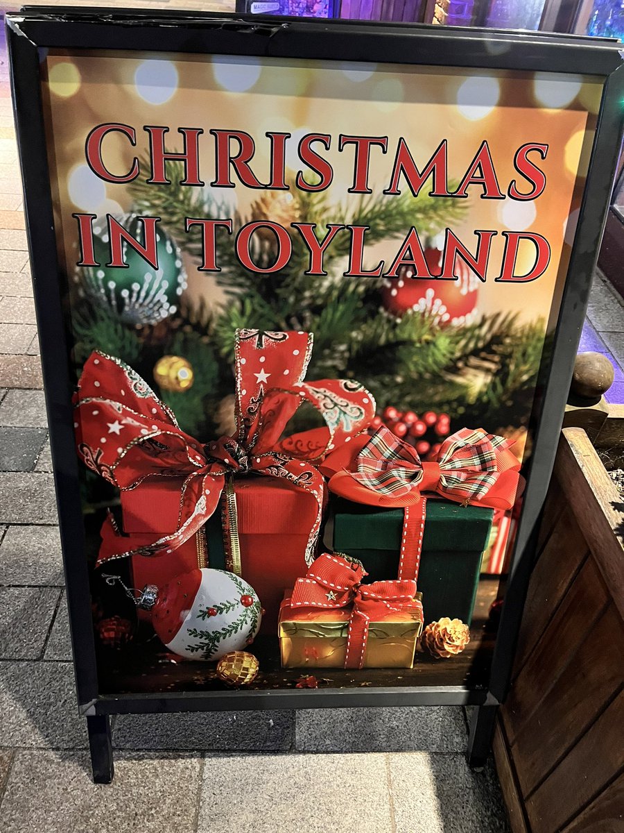 Tom G 📕 tweet media