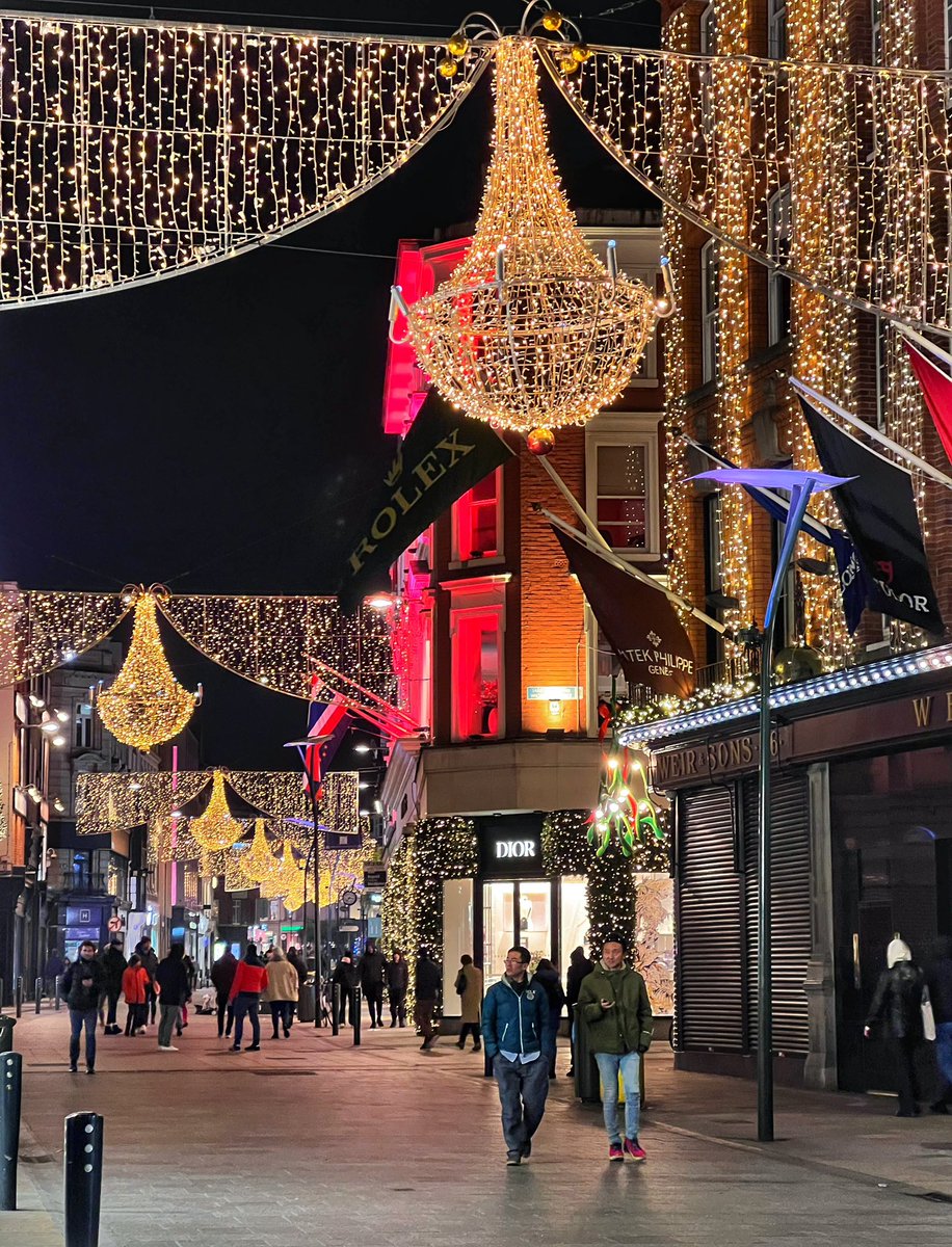 There’s definitely something magical about strolling down Grafton Street on the evening’s leading up to Christmas… always music and laughter to be heard ✨👌🏼☘️

#dublin #ireland #christmas