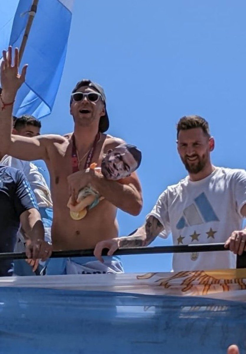 ⚽️ Le gardien argentin @emimartinezz1, gros beauf, se pavane à Buenos Aires avec une sorte de poupée à l’effigie de <a href="/KMbappe/">Kylian Mbappé</a>, le joueur français qui a fait entrer 4 ballons dans ses filets en finale. 
Sombre abruti.