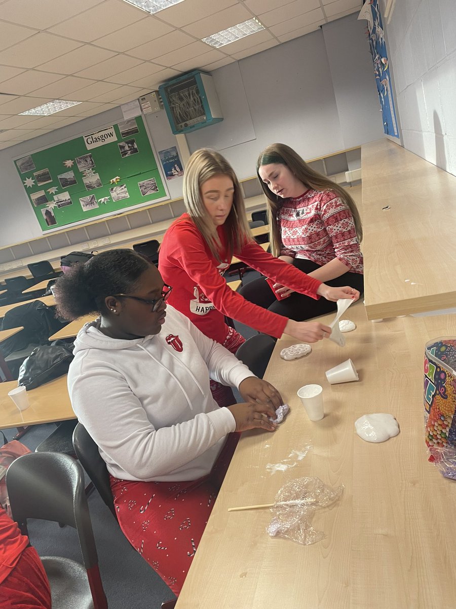 TIGERSEYAcad's tweet photo. And of course there’s always time for a selfie and a tiktok🤳💃🏽🎅🏽🎄😂
#LearnWithTigers #foundation #apprenticeship #sscyp #tigers #selfie #tiktok https://t.co/earV4htGLW