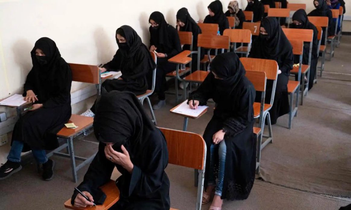 17 mois après avoir interdit l’école aux filles, les talibans décident d'interdire les universités aux femmes. L'Afghanistan est le SEUL pays au monde qui interdit aux filles et aux femmes de s’instruire. C'est un crime contre l'humanité et cela ne doit pas durer! <a href="/NasimiShabnam/">Shabnam Nasimi</a>