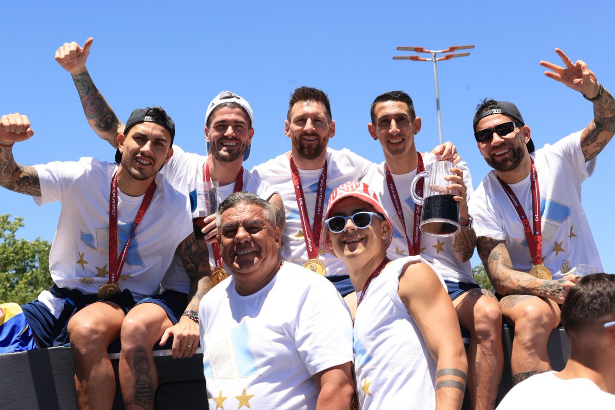 Gracias por tanto amor!!

Somos el país más futbolero del mundo!

La copa ya está en casa 🏆🇦🇷