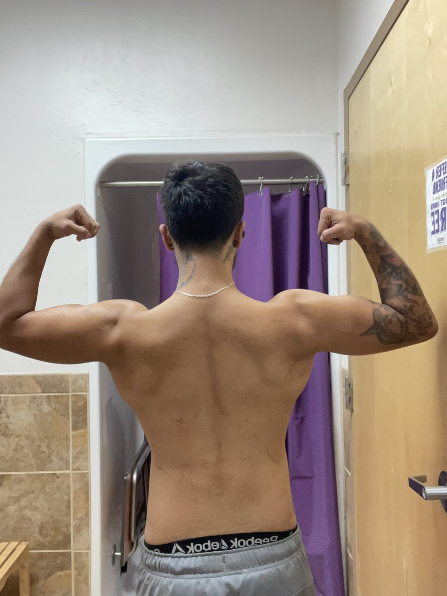 Victor_Pleases's tweet photo. Don’t mind the scratches on my back😏 https://t.co/UR5zCaMG6r