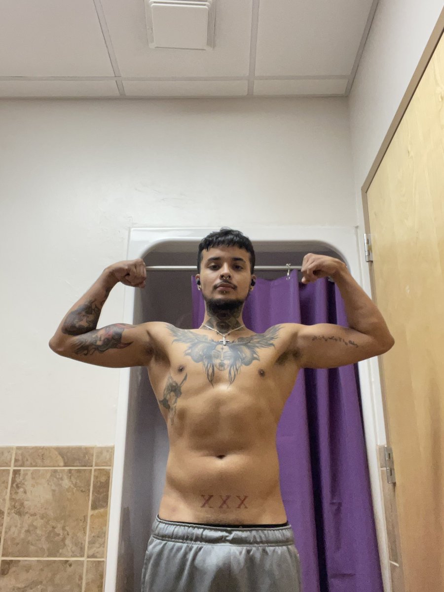 Victor_Pleases's tweet photo. Don’t mind the scratches on my back😏 https://t.co/UR5zCaMG6r