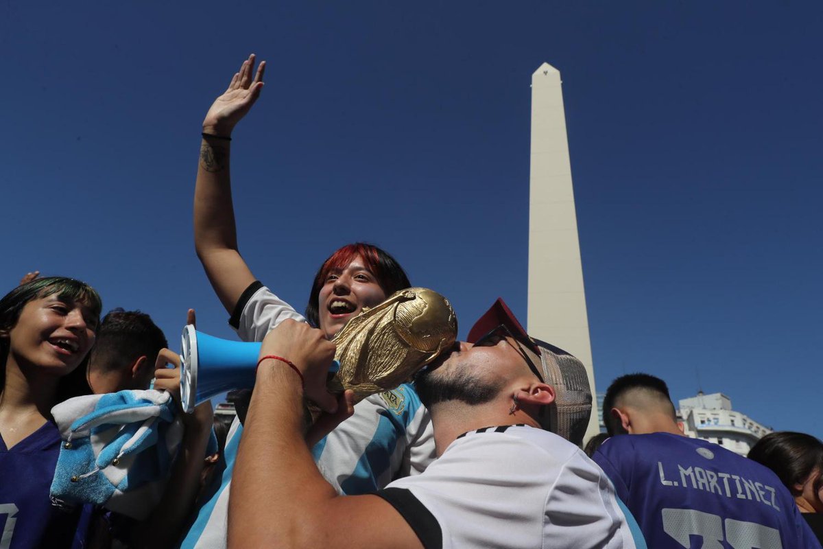 'A la vida, sovint massa cruel, cal aprofitar qualsevol oportunitat per cantar i ballar. I en aquells petons de joves argentins dalt d’un fanal hi veig un gest de llibertat, per allunyar-se per unes hores de tanta misèria.' ✍️ @ARAToniPadilla ara.cat/esports/futbol…