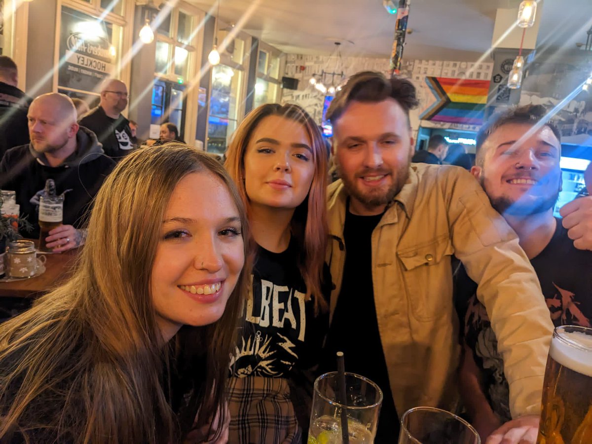 maisie 🐝 tweet media