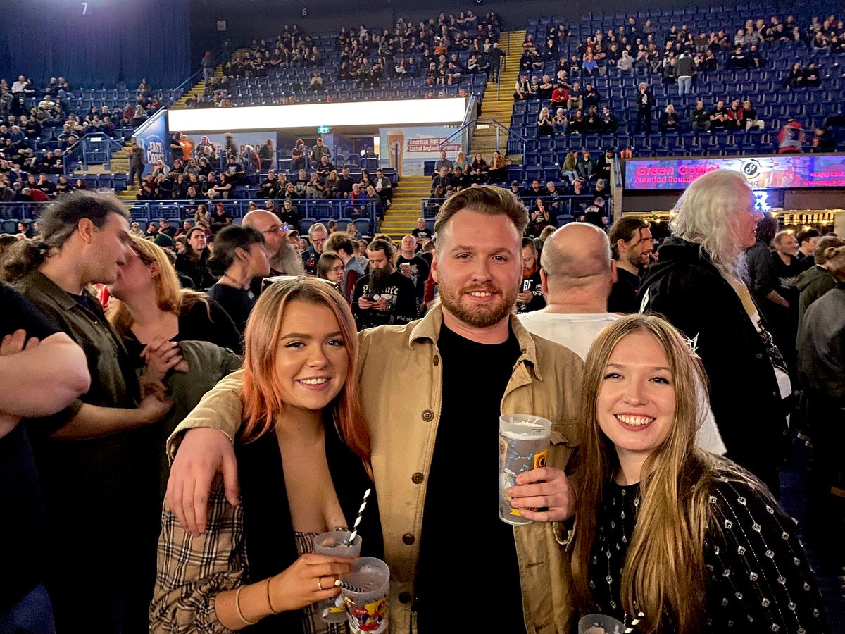 maisie 🐝 tweet media