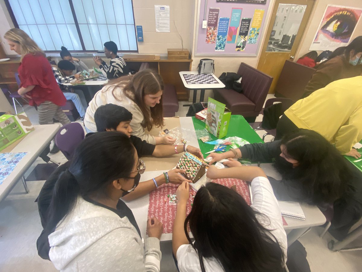 LHS_Lancer's tweet photo. Mrs. Silverman’s craft club enjoying some holiday fun #wearelancers @LHSCraftsClub https://t.co/6Pl3zyDS3I