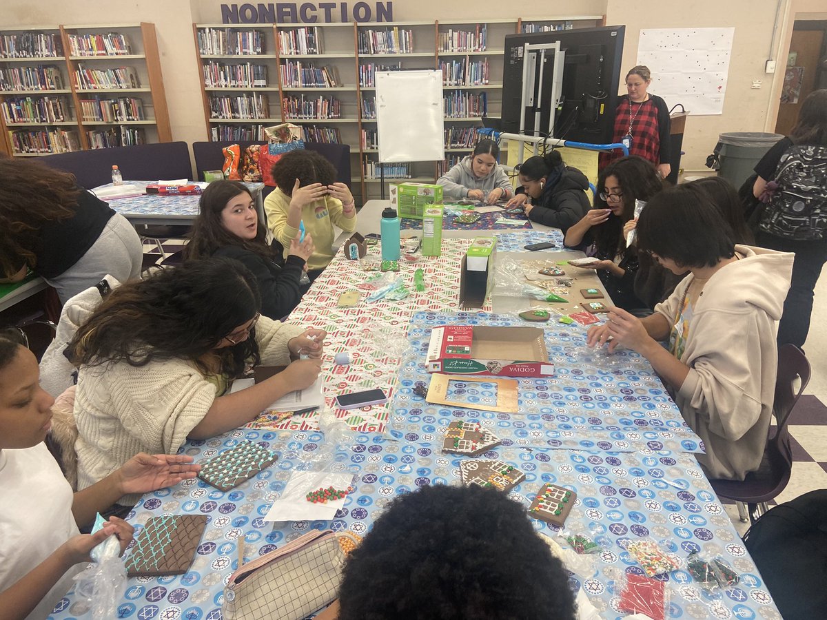 LHS_Lancer's tweet photo. Mrs. Silverman’s craft club enjoying some holiday fun #wearelancers @LHSCraftsClub https://t.co/6Pl3zyDS3I