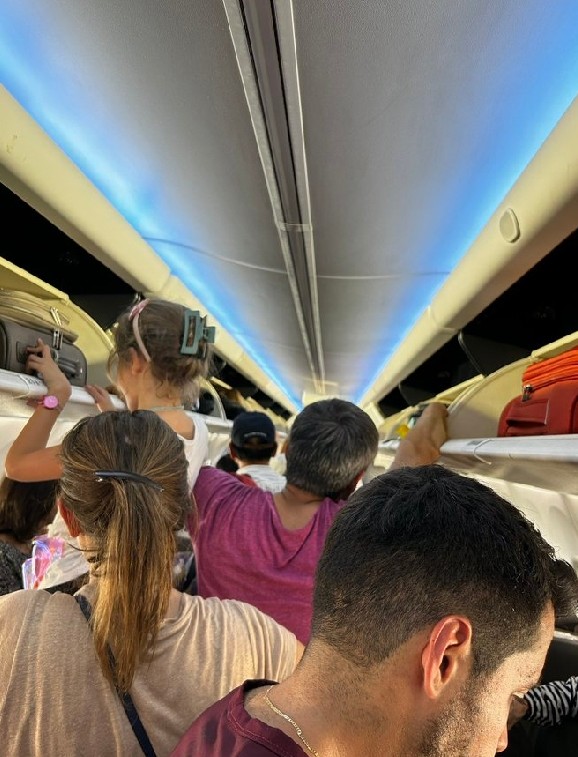 mansundesign's tweet photo. @aerolineasARG_R tu avion tenia daños mecánicos, NO empatico,2hrs abordó, sin aire acondicionado, no permiten el descenso y NO DAN NADA DE INFO Y TU PERSONAL SÚPER GROSERO, personas de la 3era edad con malestar, viaje cancelado https://t.co/GrQrRxVYgB