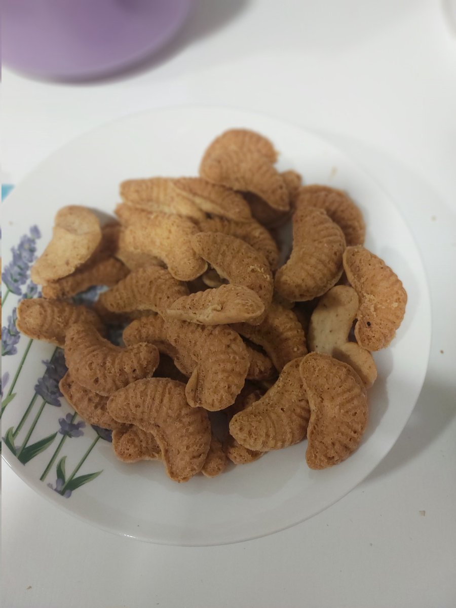Motinho89cz's tweet photo. Už se to peče. Od incidentu před x lety, kdy jsem udělal chybu v desetinné čárce a místo 70g cukru jsem dal 700 se mi zatim vždycky povedly 😄 #vanilkoverohlicky https://t.co/vIFuDmSmOz