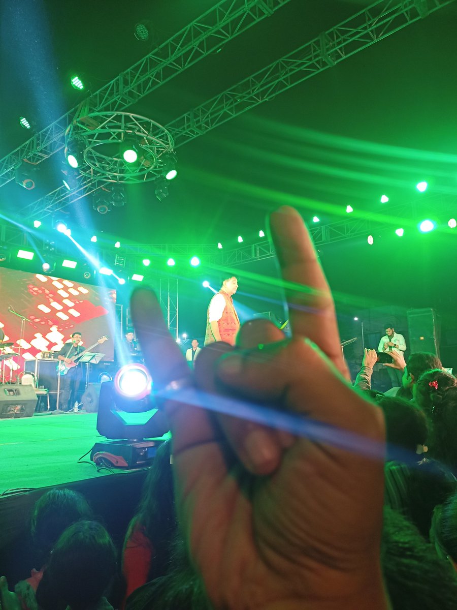 AbhinabaBaner11's tweet photo. 20th December 2022 din ta memories hoye thakbe..Amr life er journey,musical inspiration sob je manushti ke ghire,my gurudev the legend @jeetmusic 🙏aj take samne theke dekhar,shonar &amp; finally chute parar muhurto ta ami just believe korte parchina..I m grateful to #ashis 💖🎸 https://t.co/FirCjXzQ8y
