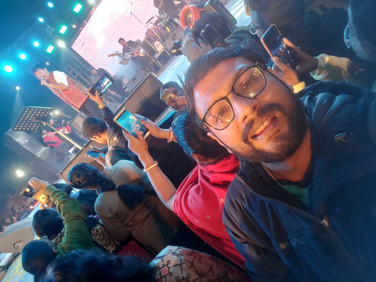 AbhinabaBaner11's tweet photo. 20th December 2022 din ta memories hoye thakbe..Amr life er journey,musical inspiration sob je manushti ke ghire,my gurudev the legend @jeetmusic 🙏aj take samne theke dekhar,shonar &amp; finally chute parar muhurto ta ami just believe korte parchina..I m grateful to #ashis 💖🎸 https://t.co/FirCjXzQ8y
