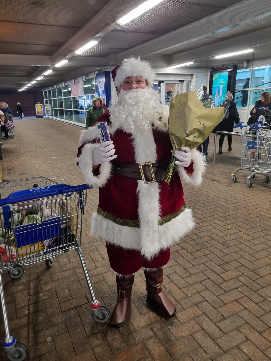 FUNdraisingInv1's tweet photo. Santa was busy today!🎅 First stop to see the boys and girls at the CLB in @ASP180. He got an amazing welcome, a comfy chair AND a warm fireplace🔥 

After that he went to greenock tesco to spread some festive cheer 💐🍫 https://t.co/fAGws0KeA2
