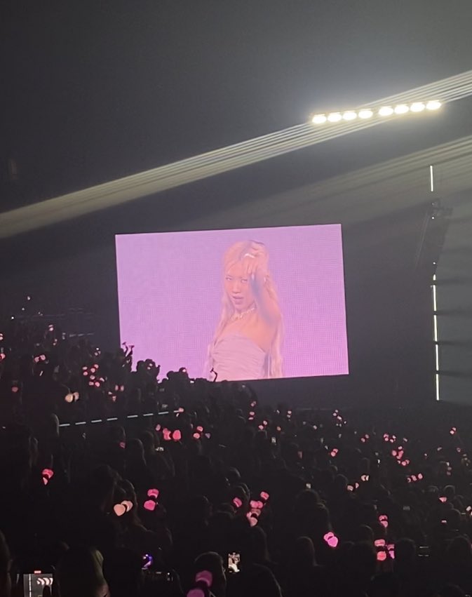 rosiesbyeol's tweet photo. y’all sit down the queen spoke #rosé #BLACKPINK https://t.co/pPzSGDlYDL