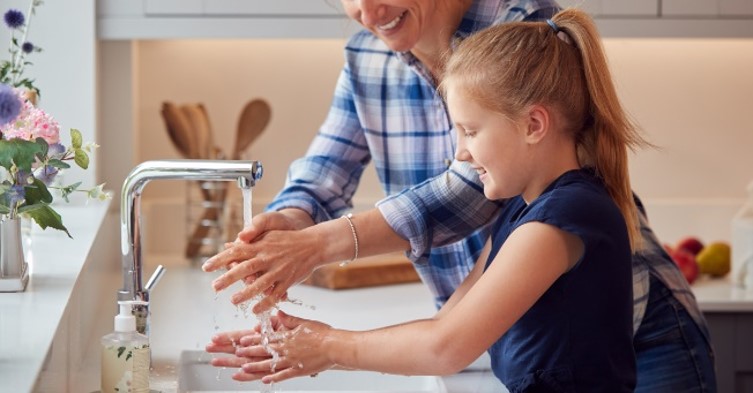 ACSQHC's tweet photo. Good #handhygiene protects everyone in the community. This holiday season, encourage everyone, including children, to regularly wash their hands.
Want a refresher? Check out our guidance at: https://t.co/B2xOWeMn92
#NHHI #partneringwithconsumers https://t.co/A1rLVcE1Er
