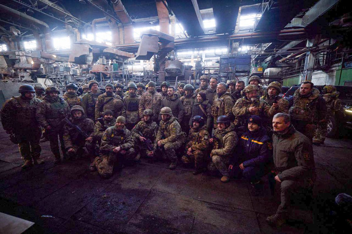 uasupport999's tweet photo. What a brilliant photo of Zelensky made in Bakhmut with the Ukrainian troops fighting there.

#Bakhmut #UkraineRussiaWar https://t.co/qTG8jbasmM