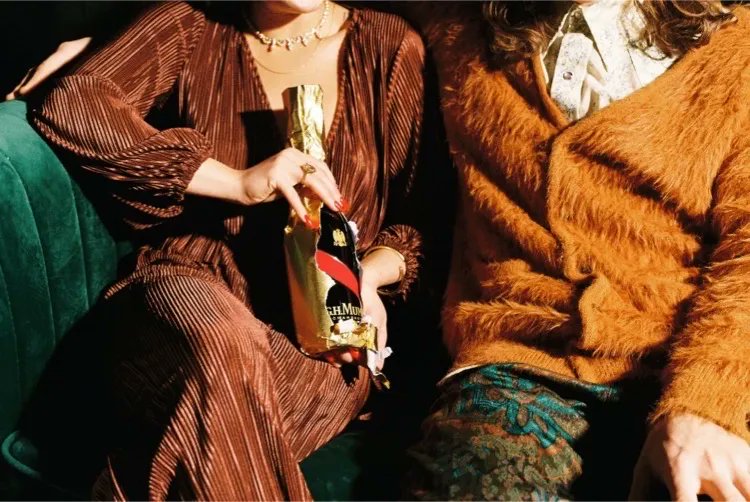 The best gifts are enjoyed together. Give them something worth celebrating 🍾 <a href="/ghmumm_us/">G.H.Mumm Champagne USA</a> #giddyup #thewhitehorse

—
#ghmumm #champagne #holidaygifts #bubbles #surreycenter #augustaga #loveaugusta #shoplocal