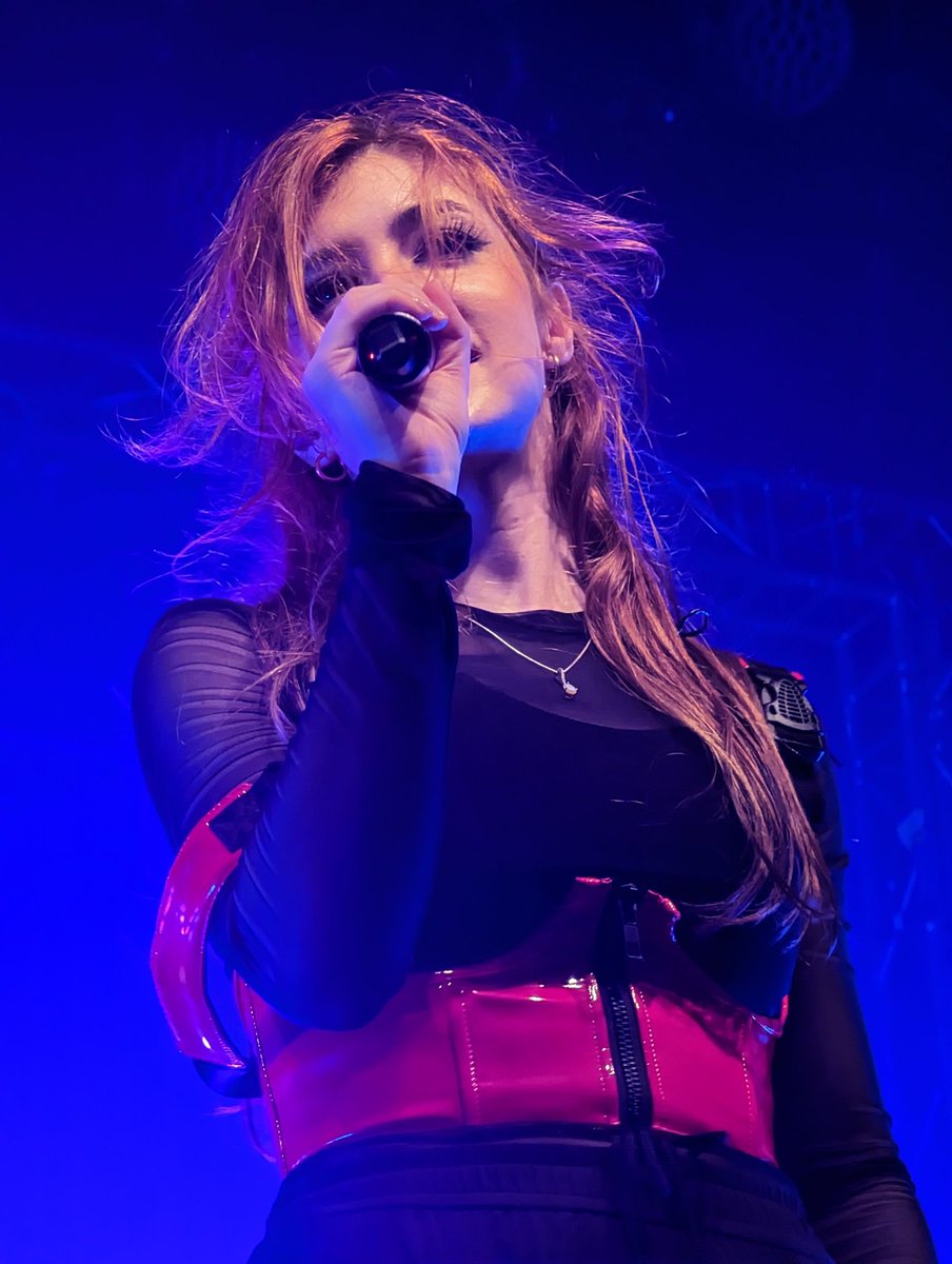 303schatten's tweet photo. I took this photo of @ChrissyCostanza at the @ATC_BAND concert in Münster and I think it's probably one of the best I have ever taken https://t.co/okYad2TjvS