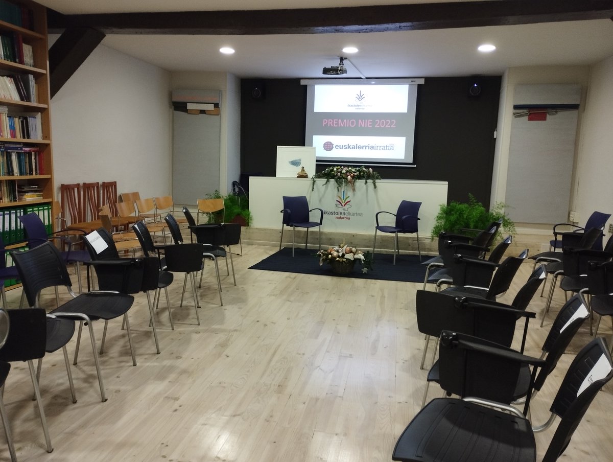 NafarIkastolak's tweet photo. [EUS] Hemen gaude Euskalerria Irratiko lagun zai. Dena prest NIE saria 2022 ekitaldirako.

[CAS] Estamos esperando a nuestros amigos y amigas de Euskalerria Irratia. Todo listo para la entrega del Premio NIE 2022.

#EuskalerriaIrratia #NIESaria #PremioNIE https://t.co/BVACCqMBAP