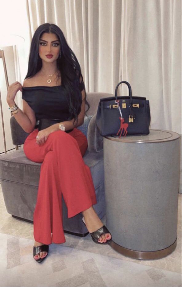 حبيبي الأول تمّسي على خير
أنا بروح أشوف حبيب ثاني

لاتحسب إني بعد فرقاك بغير
وبندم بعد غيبتك ولا بعاني

لا والذي مخرج نبيّه من البير
إنه فلا هز المفارق كياني

بتقول بهالسرعه كذا خير ياطير
منت بحدا شيباني ولا أخواني

أنت آدميٍ ساقته المقادير
إلين ما ربي بلاك وبلاني:)
#بس_حبيت_اقول