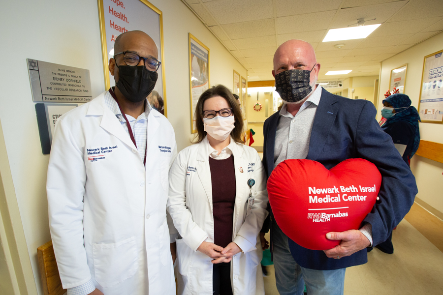 Holiday reunion for #heartattack survivor <a href="/houstonpolice/">Houston Police</a> Det. James McFarland. On a layover at <a href="/EWRairport/">Newark Liberty International Airport</a> last summer, <a href="/PANYNJ/">Port Authority of NY & NJ</a> police officers resuscitated him before <a href="/Newark_Beth/">Newark Beth Israel Medical Center</a> #cardiothoracicsurgeon Persida Drotar, MD performed #bypass #CABG  #heartvalverepair