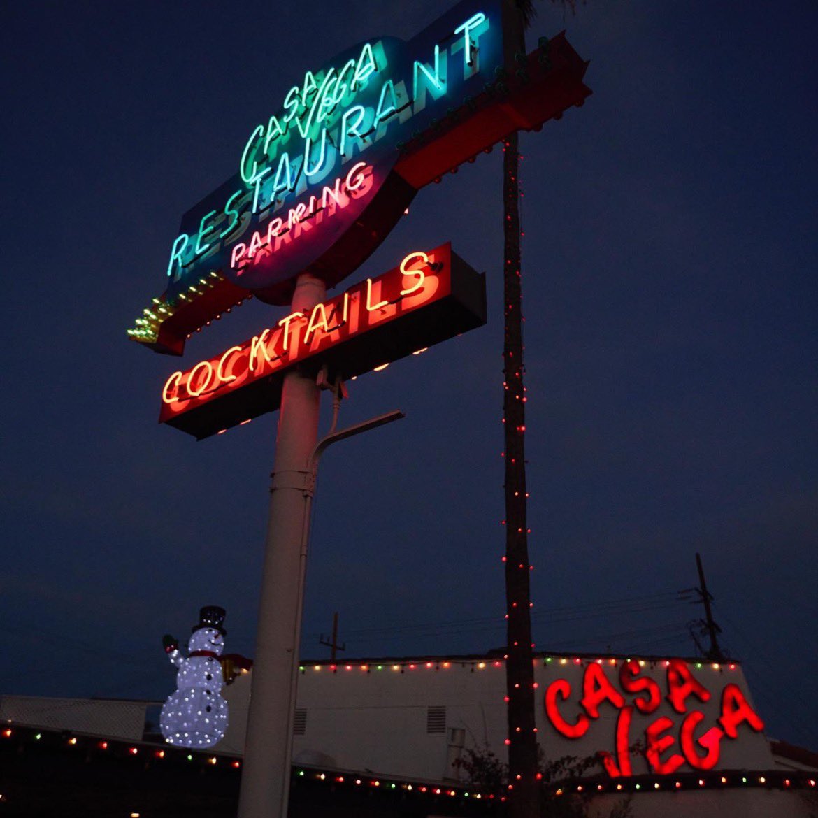 Tis’ the season 

#casavega #happyholidays🎄#venturablvd #christmasdecor 

📸: @daveschwepphotography
