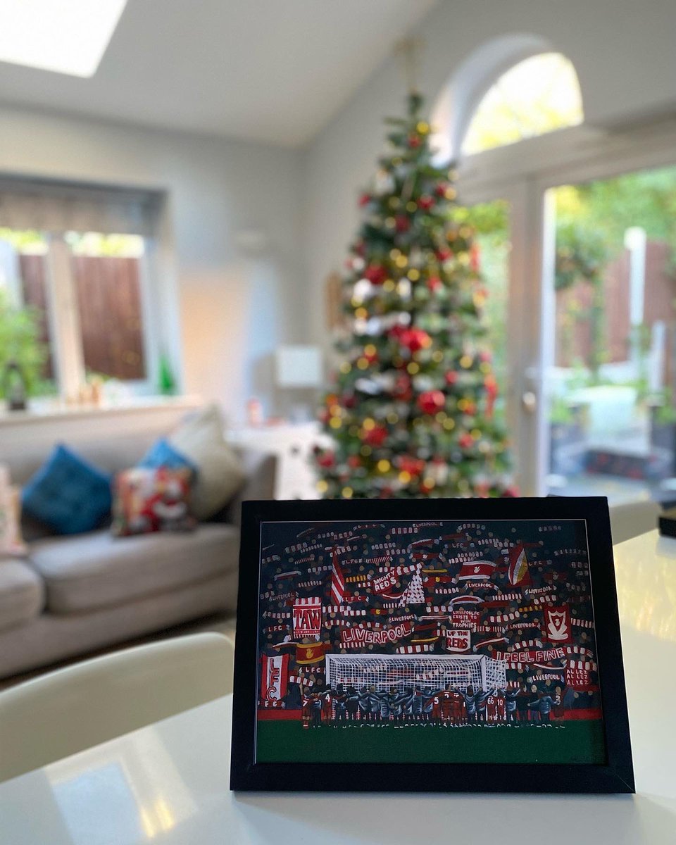 A lovely person has just purchased some of my work and requested I use it for a giveaway for fellow reds❤️. They’ve asked to stay anonymous so I will be giving away 3 limited edition prints on their behalf. 
Retweet and comment below who you’d like one for (or yourself!☺️)
