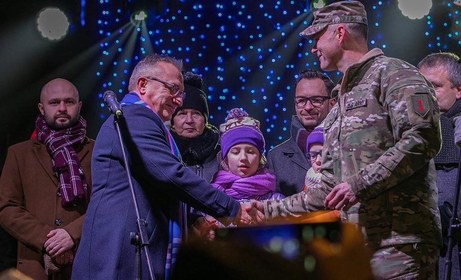 FightingFirst's tweet image. Happy Holidays! | The #BigRedOne band rocked the town square in Boleslawiec, Poland! 🎶 #fightingfirst #band