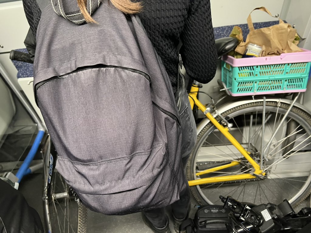 caeriesanders's tweet photo. @TLRailUK Extremely busy 17:15 from London Bridge to Brighton and there’s this bike https://t.co/4E5gXnEgv5