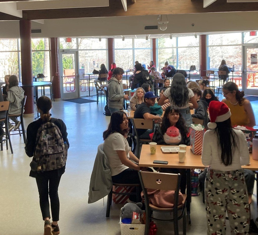 bcearlycollege's tweet photo. EC/MC student body enjoyed a common lunch time! 
Thanks Ms. Miranda for having our lunch hot and ready. 
Dr. Lanahan kept the serving line keeping it moving efficiently. #bcs #changingposibilities https://t.co/esskDDp4pM