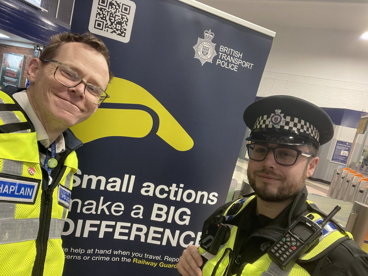 PC Dorrington from @BTPLancs and I spent some time at Blackpool North promoting the #RailwayGuardian app and catching up with the @northernassist station team. 
And we didn’t even make it onto @BTPSuptEngland’s 12 days of Christmas…

@BTPRams