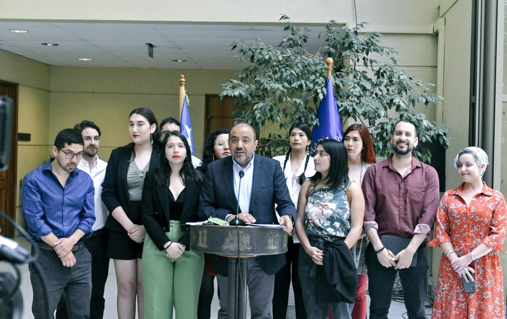 ProfMarcoAvila's tweet photo. Hoy fue aprobada y despachada la Ley Miscelánea, iniciativa del @Mineduc para resolver algunas situaciones urgentes para el funcionamiento de nuestro sistema educativo. A continuación, cinco urgencias que resolverá la futura ley 🧵 https://t.co/5ZoKaGmX2g