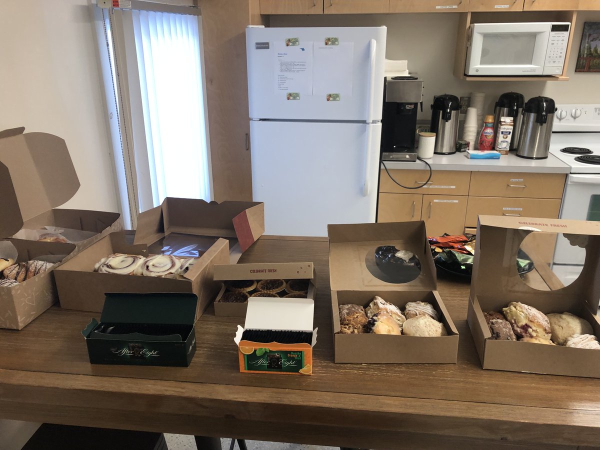 BrentwoodEIPS's tweet photo. Big shout-out to our School Council! Thank you for bringing staff treats this morning. You support BWD in so many ways. Thank you from the bottom of our hearts! #eips https://t.co/y2fZhMLGhe