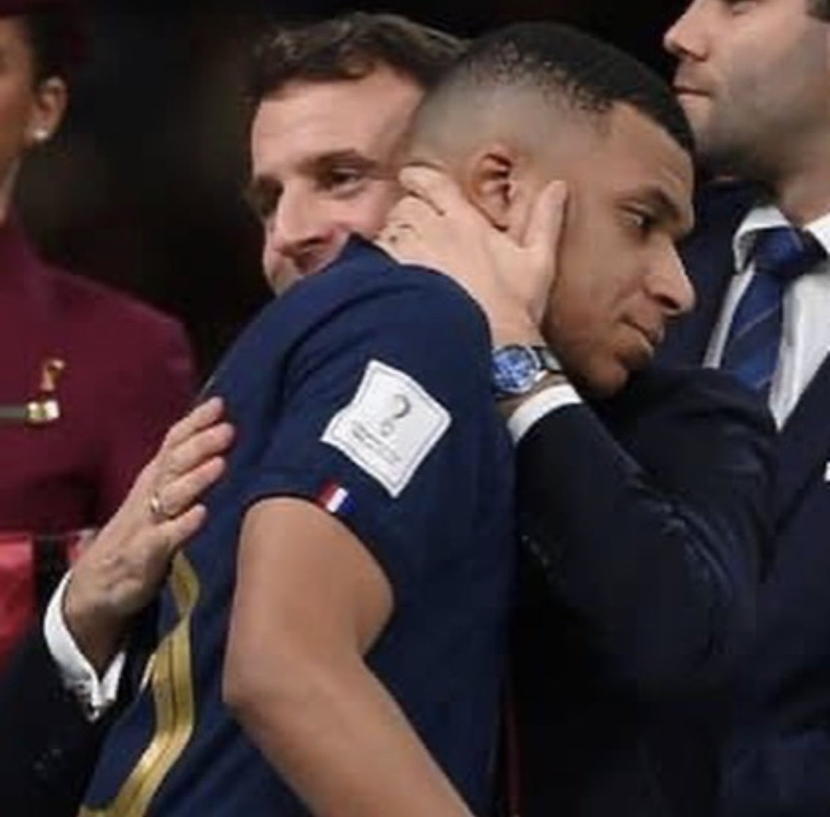 AmyEscoto's tweet photo. Donde te traten como Macron a Mbappé, ahí es. https://t.co/cKtVBJ08qe