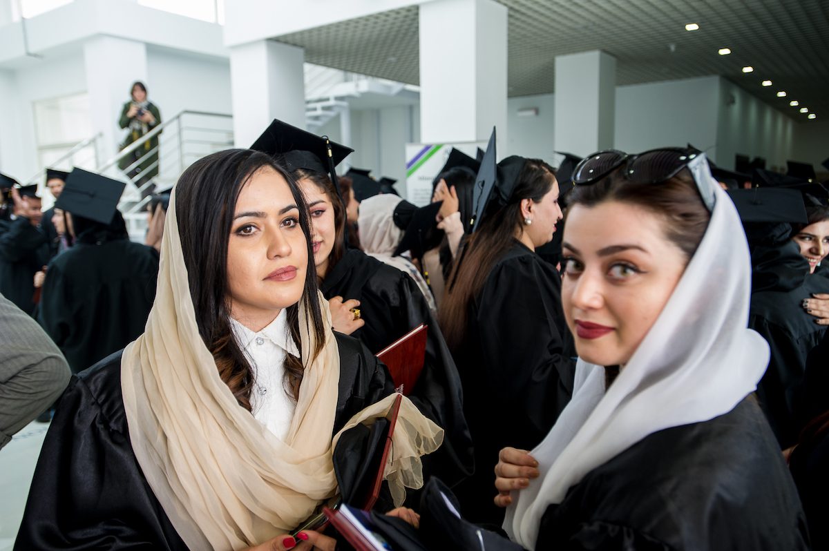 descifraguerra's tweet photo. 🇦🇫 Los Talibán prohiben indefinidamente la educación universitaria femenina.

"Ustedes están informados de implementar la orden de suspender la educación de las mujeres hasta nuevo aviso" reza el comunicado. Hace solo tres meses que las afganas realizaron los exámenes de acceso. https://t.co/HzkdcVOLFD
