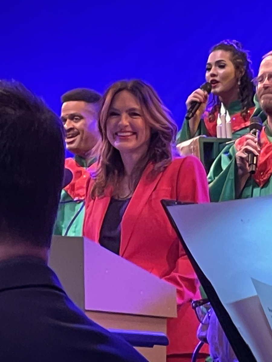 Disneyfan24's tweet photo. #mariskahargitay at the #epcotcandlelightprocessional last night! She’s even more beautiful in person and super sweet too! https://t.co/dgM8IEamZn