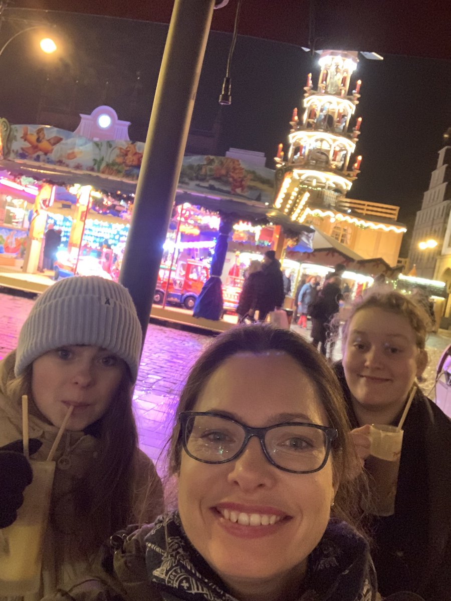 anjaschroeter1's tweet photo. Eierpunsch auf dem #Rostocker Weihnachtsmarkt klingt supi 🤩🍷 @JennyGundlach2 @norazabel https://t.co/kc5ax3bVqs