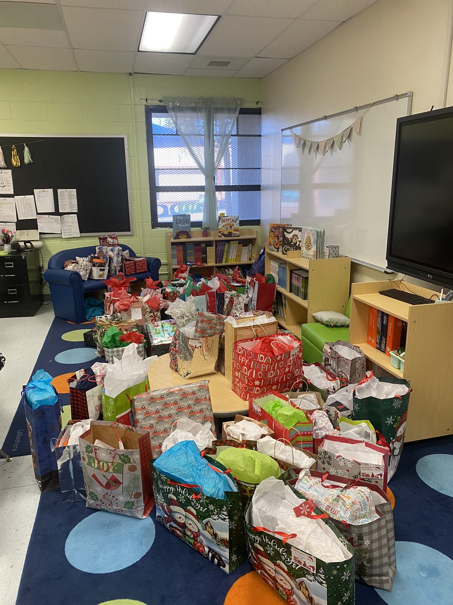LarissaAlba10's tweet photo. When a little Paper Gingerbread ornament turns into Magic here at CTW. Couldn’t have made this possible without our amazing Teachers and Staff and my wonderful team @ElizaPasill @mlerma78 @DGarcia_CTW 🎄💚♥️ Happy Holidays ! @CISElPaso https://t.co/mBHElIYhAT