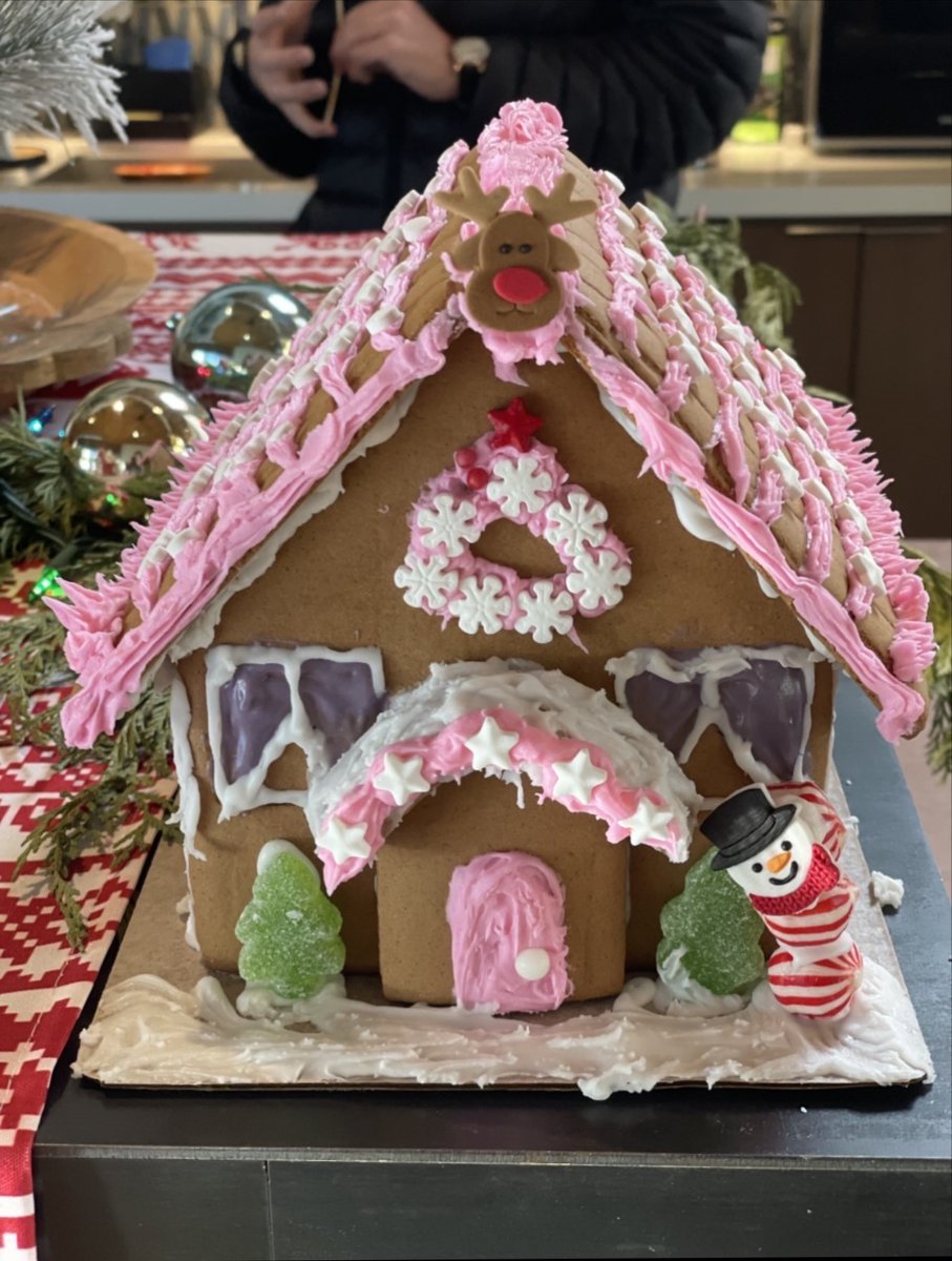 fusefx's tweet photo. Our Holiday celebrations continue with Gingerbread Houses! Our Culture Committee had a little gingerbread building station setup and flexed with these delicious and artistic creations. #FuseFX #VFX #FunPlacesToWork #Holidays https://t.co/J3cgjMCp7S