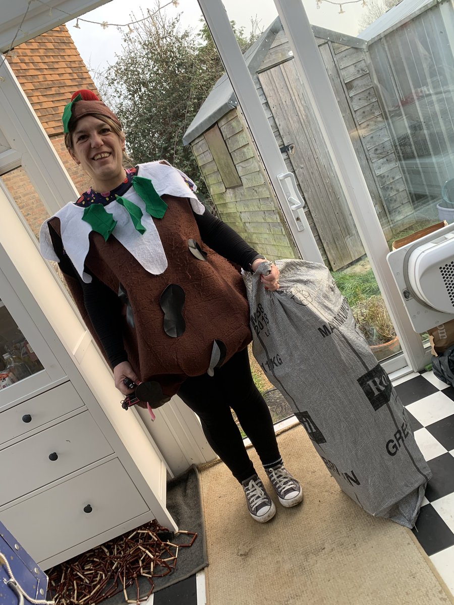megalicious_me's tweet photo. A Christmas pudding picking up the last of our jars! @geniuswithinCIC #GeniusJam #GeniusChutney https://t.co/HNpiWq8lB1