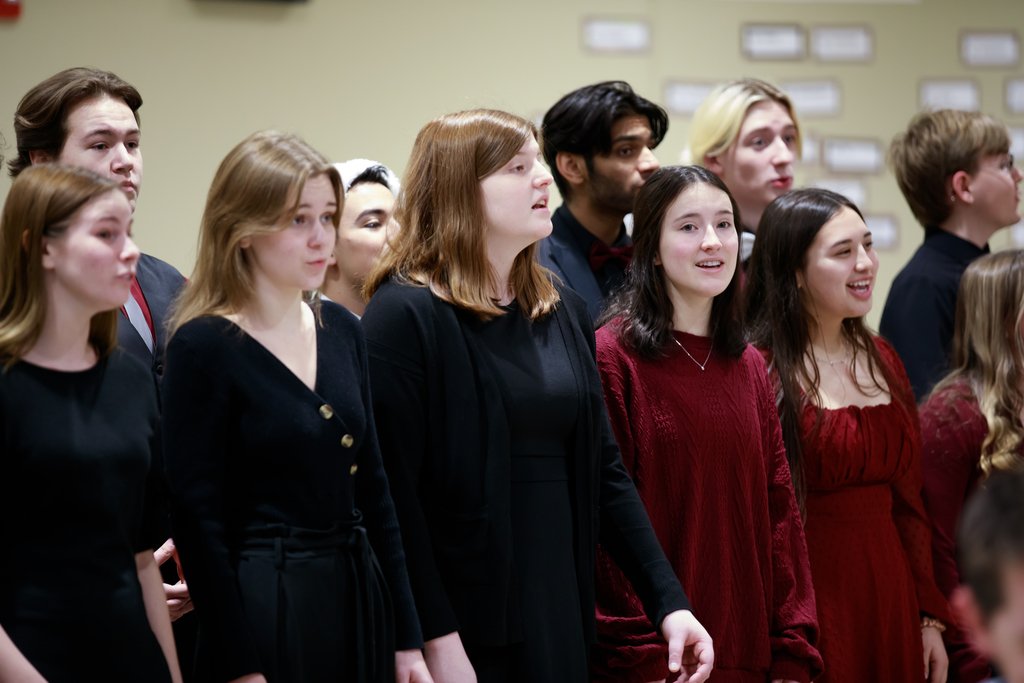 DiscovererWay's tweet photo. What a fun evening last night at the Winter Fine Arts Festival!
#proudtobeCHS #godiscoverers #DiscovererArt #DiscovererBand #DiscovererVocalMusic #waffleman https://t.co/WFIo3AraJF