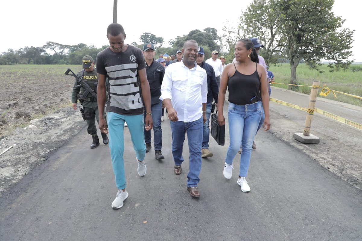 LarrahondoElias's tweet photo. En Miranda también evidenciamos el 73% de ejecución de pavimentacion de vía Miranda - Santana - Puente Río Desbaratado, proyecto que formulamos y lideramos desde @GobCauca para dignificar la vida de miles de Mirandeños con la revolución vial, inversión superior a $7.150 millones https://t.co/F5M7j3T4FP