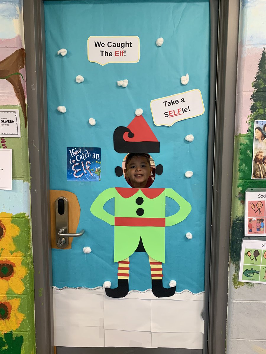 We caught some elves in speech! #MineolaProud <a href="/Hampton_Street/">Hampton Street</a> #sELFie